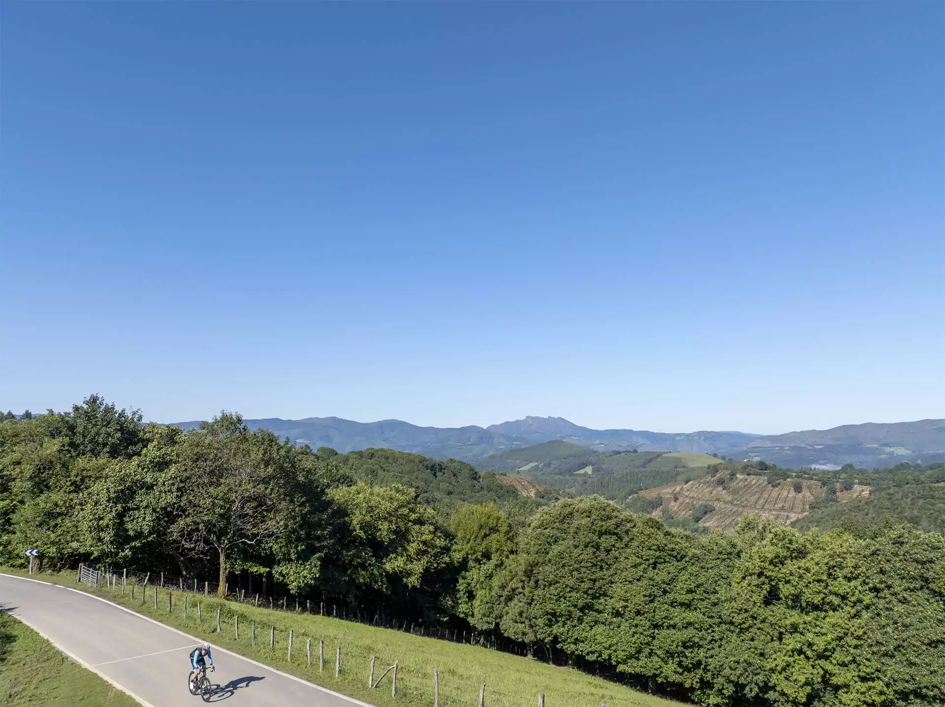 Cycliste seul au milieu de montagnes