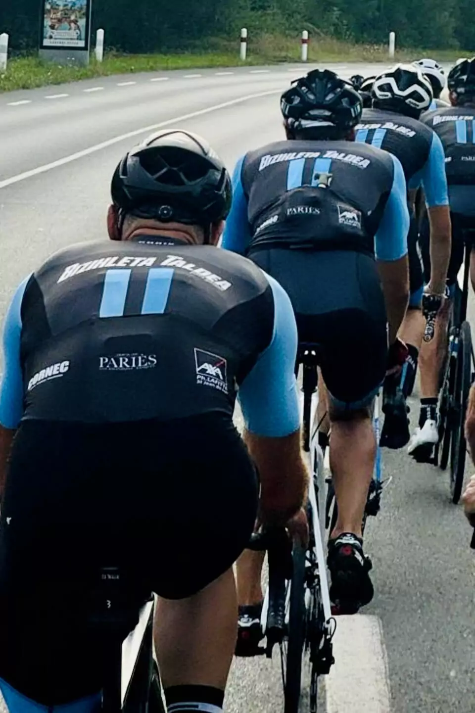 Cyclistes avec maillot de la Bizikleta